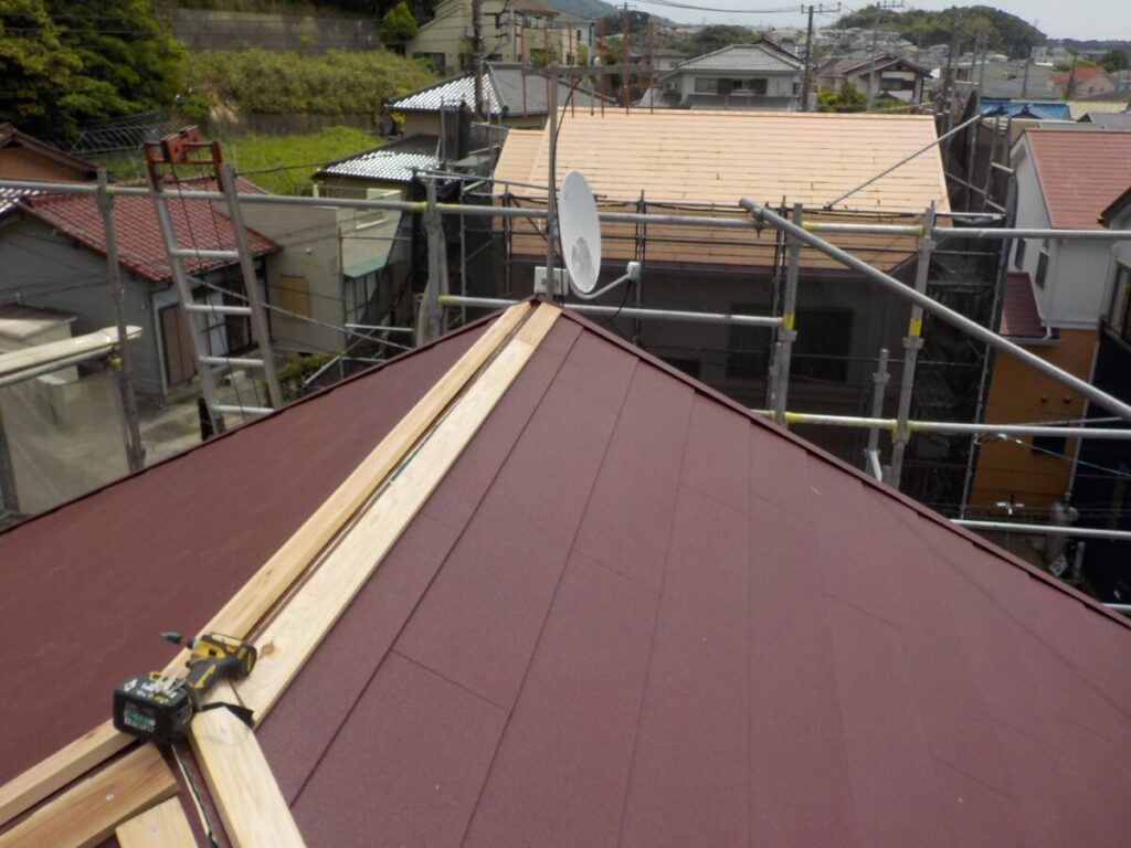 神奈川県横須賀-屋根カバー工法-施工中2
