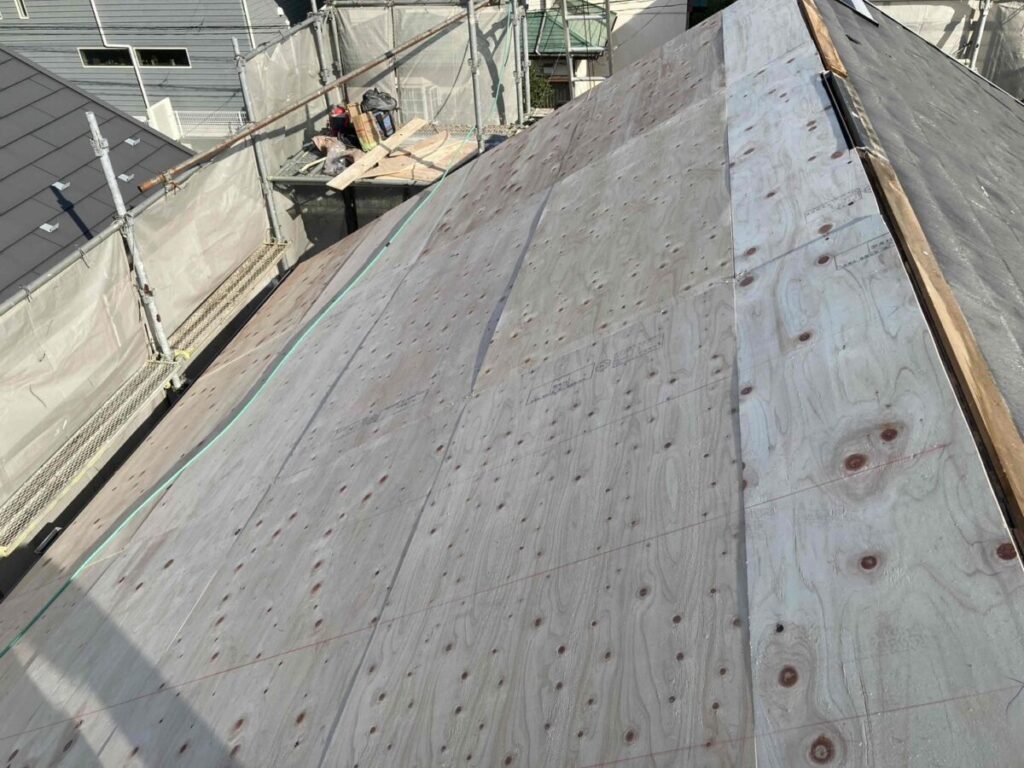 神奈川県茅ヶ崎市-葺き替え-野地板増し張り-施行中