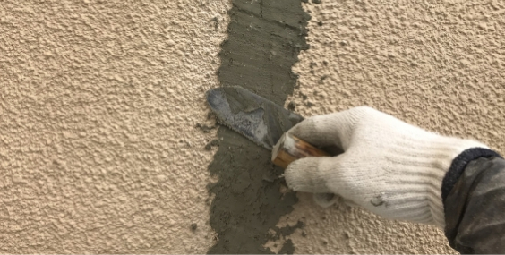 外壁のひび割れ補修の様子