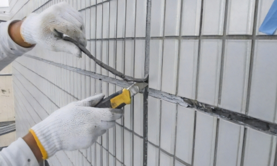 古いシーリングを撤去している様子