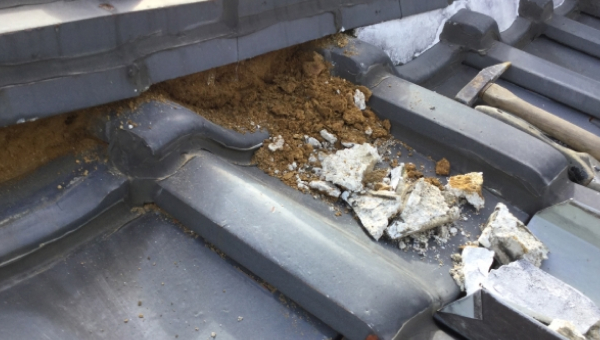 瓦屋根の漆喰が落ちて、土がむき出しになっている状態