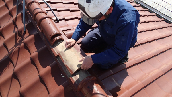 棟瓦を積み上げる様子