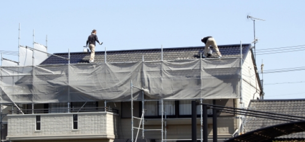 足場が設置され、屋根工事が行われている様子