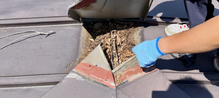 屋根材がズレて浮いた状態