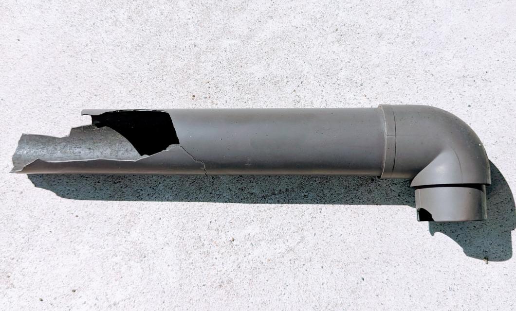 壊れた雨どいの部品