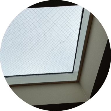 天窓が割れている状態