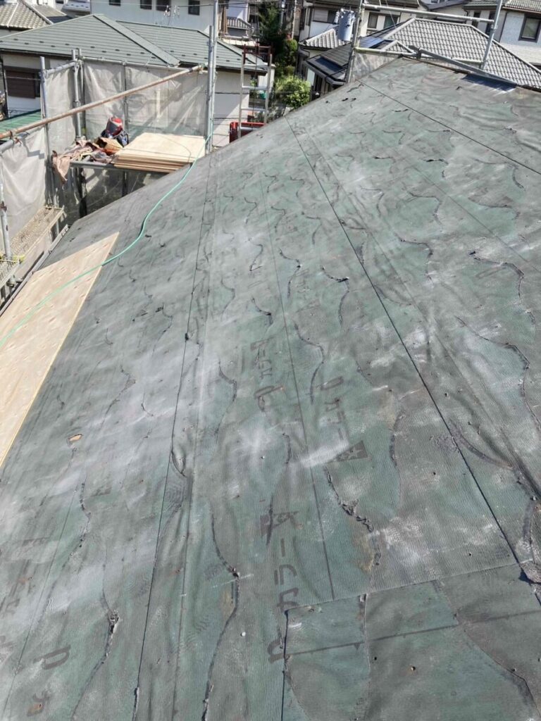 神奈川県茅ヶ崎市-葺き替え-既存屋根の撤去-施工中