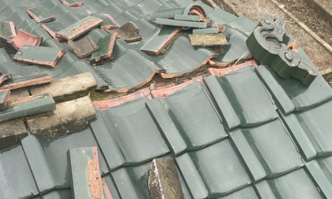 地震で崩落した屋根