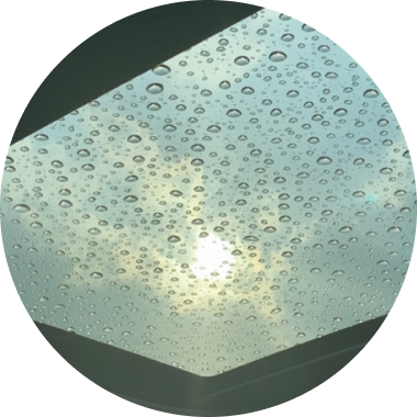 水滴がついた天窓