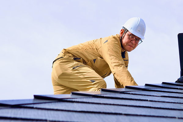 屋根の上で調査する様子
