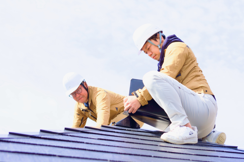 屋根の上で作業をする様子