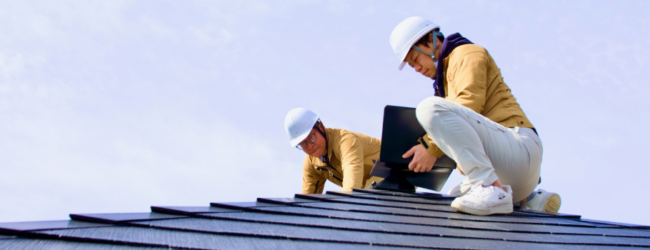 スタッフが屋根の上で点検をする様子