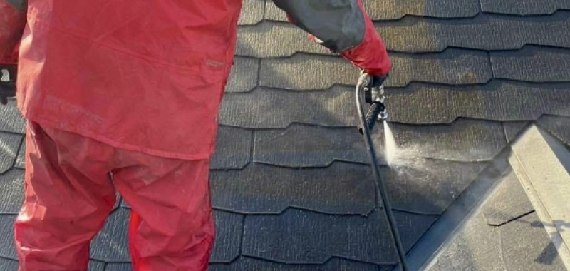 屋根に水をかけ、漏水検査をする様子