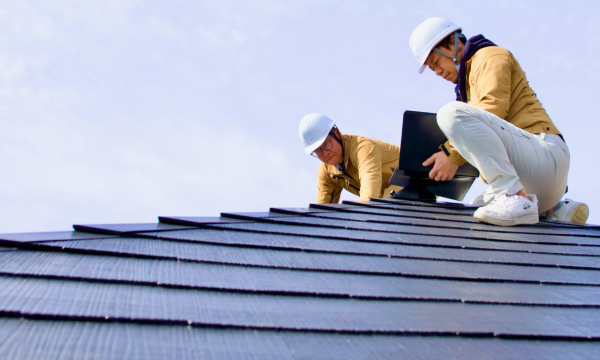 屋根を診断する様子