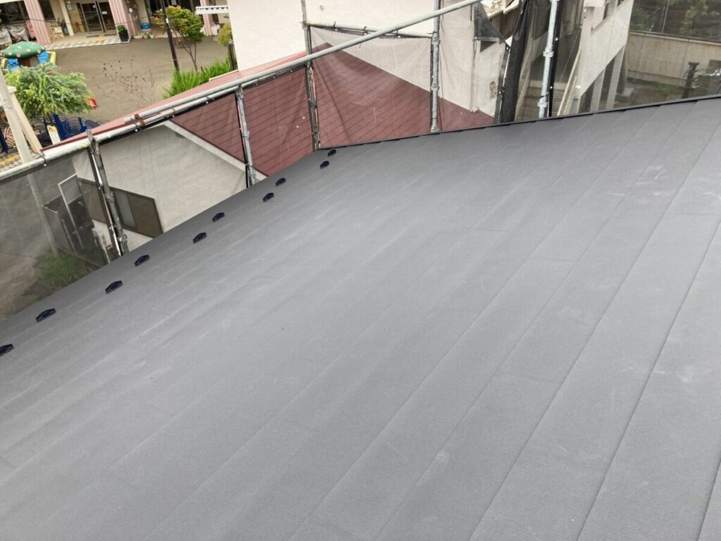 藤沢市H邸屋根カバー工事シルキーG2ブラックー屋根取り付け-施工後