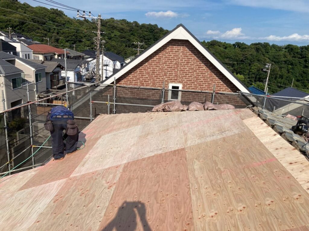 横浜市金沢区Y邸ー屋根葺き替え工事ー瓦〜シルキーG2ブラックー板はり