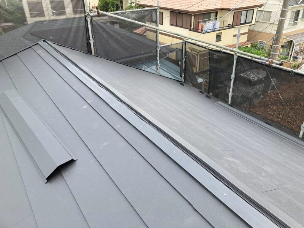 藤沢市H邸屋根カバー工事シルキーG2ブラックー屋根取り付け