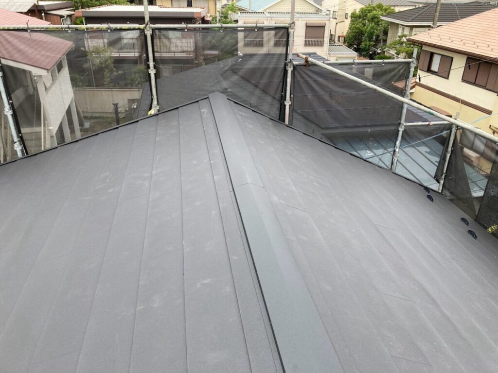 藤沢市H邸屋根カバー工事シルキーG2ブラックー屋根取り付け